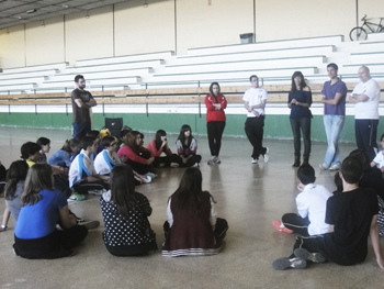 Alejandro Sánchez y Esther Morales dan su experiencia a los alumnos del Colegio Maristas.